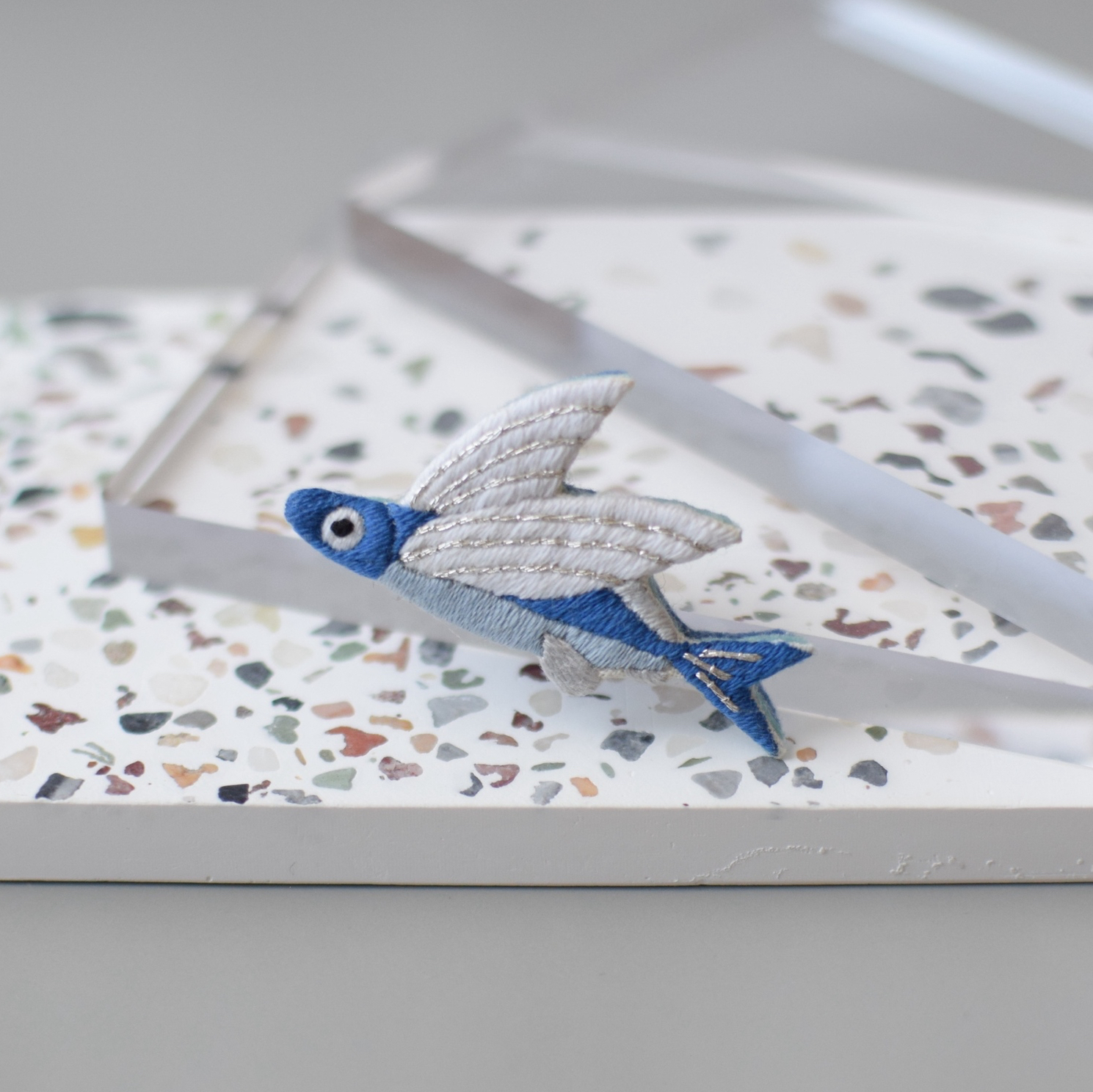 ★パリ発★【MACON&LESQUOY】手刺繍ブローチ≪トビウオ≫ ☆パリ発☆【MACON&LESQUOY】手刺繍ブローチ≪トビウオ≫ (MACON