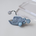 提灯アンコウの手刺繍ブローチ