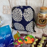 保冷保温　巾着ポーチ　凍らせて持ち歩こう　パウチ飲料　ホットコーヒー　おにぎり　おやつ　紫陽花