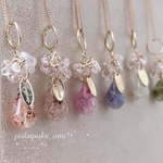 【サージカル】雫　ネックレス　シズク　かすみ草　カスミソウ　ブルー　ピンク　オレンジ　ホワイト　グリーン　モカ　サージカルステンレス　チェーン長め　オーロラ　ビーズ　アレルギー対応　金アレ　レジン