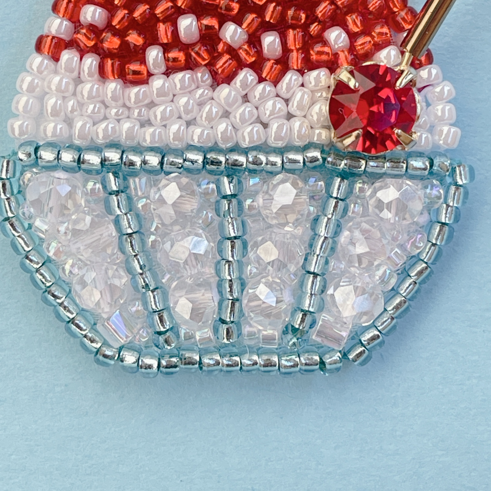 いちご いちご ビーズ 刺繍 ブローチ ハンドメイドアクセサリー ビーズ刺繍 いちごのブローチ（W） ブローチ Zatto 通販