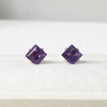 《14kgf》天然石　4mm アメジストのスクエアソリティアピアス/イヤリング