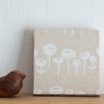 【送料無料】12x12cmちいさなファブリックパネル【スタンプフラワー　ホワイト】ベージュ/リネン/壁飾り/壁面飾り/北欧風/ファブリックボード/インテリア雑貨/ナチュラル/シンプル