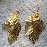 重なる葉っぱのピアス