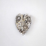 Silver Beads Reunion　ミルキーグレーのビジューつき ナローなハートのビーズ刺繍ブローチ