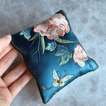 【6/21（金）販売】クッション　特大サイズ　CM-G99　ブルー　蝶　シノワズリ　刺繍リボン　ドール用　1/6スケール