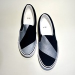 ◆22.5cm 現品SALE 1,000円引き◆ジオメトリックに分割されたアシメスリッポン(ブラックxシルバー)撥水加工