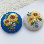 ▷季節限定(受注)　太陽からの贈り物。元気いっぱい向日葵の刺繍ブローチ～ナチュラルホワイトor コバルトブルー ～
