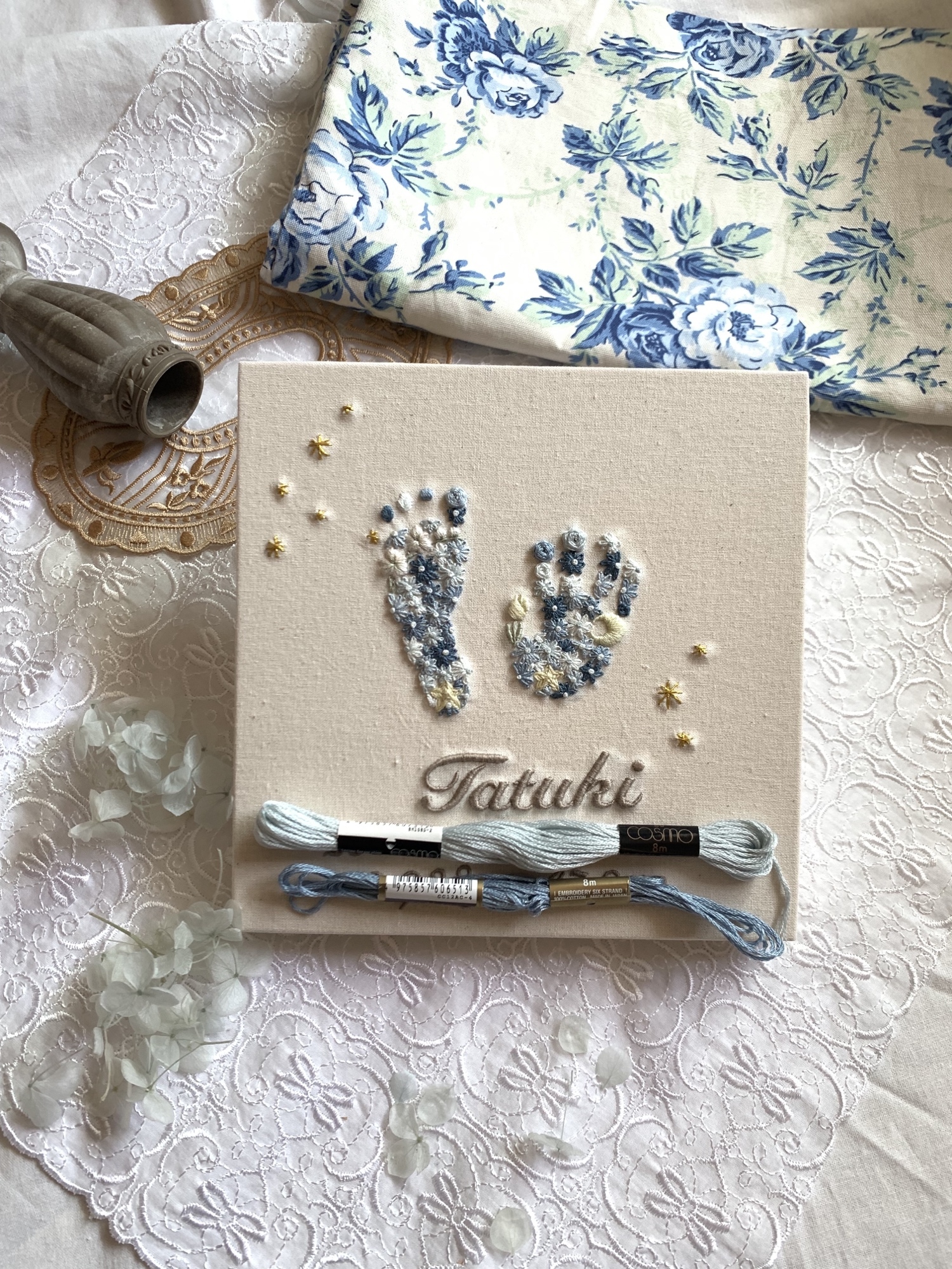 足形刺繍　バースデーボード　手形刺繍　ファブリックパネル　メモリアルボード　刺繍命名書