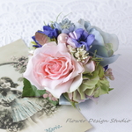 アッシュブルーの薔薇とピンクの薔薇のコサージュ