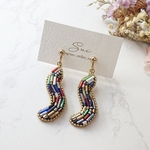 レトロカラフルの揺れるピアスorイヤリング⋆* 一点物 ビーズ刺繍 金属アレルギー対応 ヴィンテージ 個性的 アクセサリー