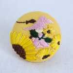 ひまわりと魔女さんの手刺繍ブローチ