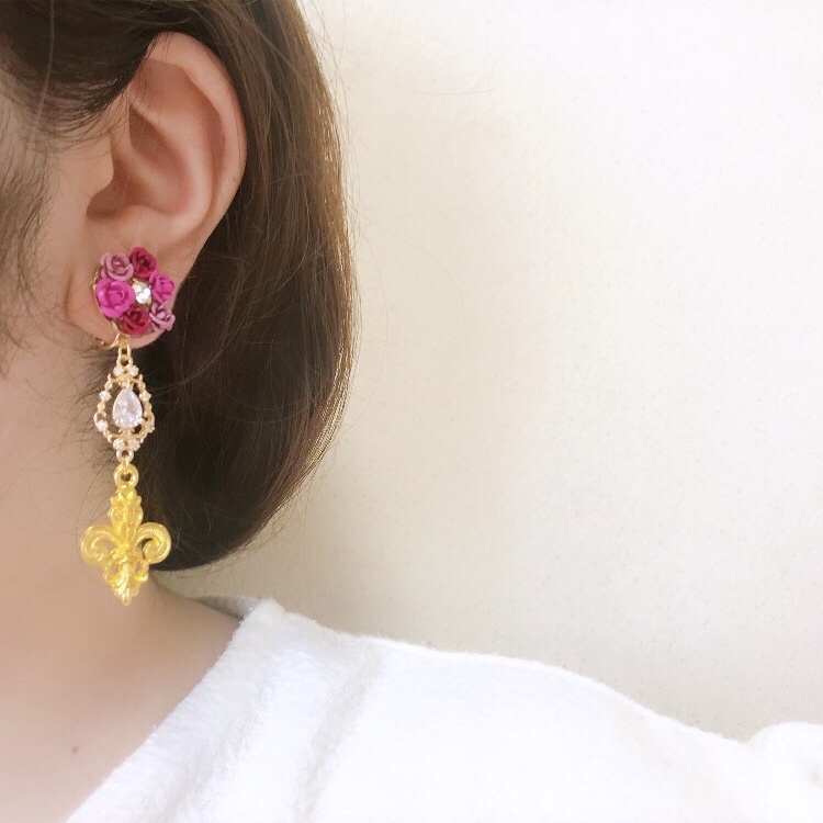 誇らかに咲くピンクの薔薇イヤリング/ピアス［百合の紋章 フランス