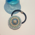 白い砂浜と海のビーズ刺繍ヘアゴム