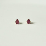 ルビーのしずくカットピアス／６×４ミリ／小粒／小さめ／ペアシェイプファセットカット／７月誕生石／サージカルステンレス／つけっぱなし