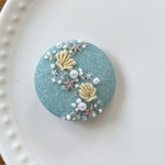 ビーズ刺繍くるみボタン（ヘアゴム/ブローチ）