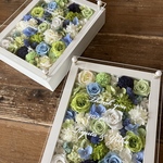 2個セット 結婚式両親贈呈品 プリザーブドフラワーアレンジ 白枠〈ブルー白グリーンペア〉白文字入れ