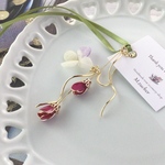 薔薇の蕾が揺れるピアス  チェリーレッド （アレルギー対応）
