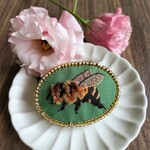 春の光に煌めくミツバチのブローチ