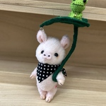 ハンドメイド　ついに梅雨入り☔️葉っぱで雨やどりのブタ🐖子豚さんぬいぐるみと雨の日大好きケロケロカエル🐸あみぐるみ
