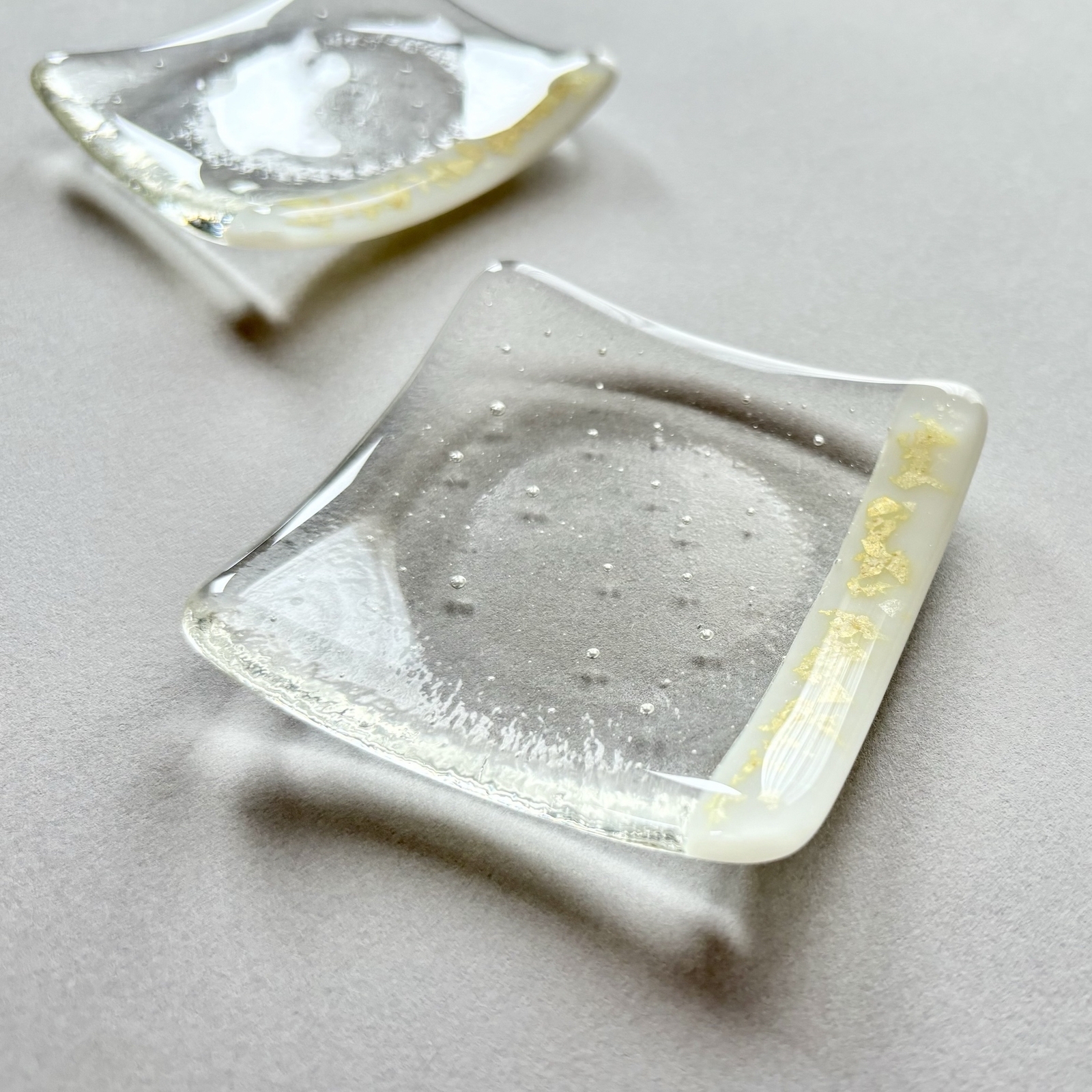 ラムネ色の泡入りガラスの小皿」お皿 ガラス工芸 食器 四角い皿
