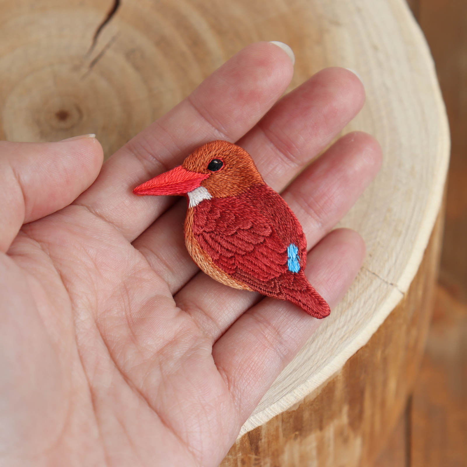 アカショウビンの刺繍ブローチ - 羽と糸 -aile et fil- | minne