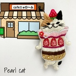 【再販】いちごパフェニャンの刺繍ブローチ【三毛猫】