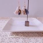 オフホワイトロープと引き揃え糸のタッセルピアス/イヤリング(デニムブルー)