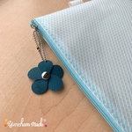革で作るお花のチャーム