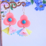 レトロフラワーとラッパフリンジピアス（コーラルピンク）