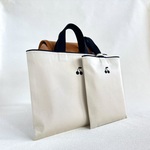 ＊手刺繍＊さくらんぼのレッスンバッグ と上履き入れの２点セット (黒いさくらんぼ × サンドベージュ）