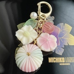 ころんと練り切りキーホルダー 和菓子 桜 ハナミズキ 食品サンプル フェイクスイーツ ミニチュア 樹脂粘土 ブライス 和風 着物 コーデ 浴衣 和装 和小物 リアル プレゼント プチギフト 
