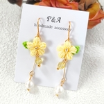 プリムローズイエローの花 スワロフスキー コットンパールのピアス/イヤリング【ロング】