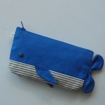 《再販》おリボンくじらのフラットポーチ（ブルー）