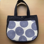 ふっくらラウンドトートバッグ　あんぱん柄　ブルーグレー　前面ポケット