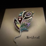 ビーズ刺繍のブローチ　-羽毛　feather-