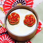 赤と金の豪華な和の梅ピアス