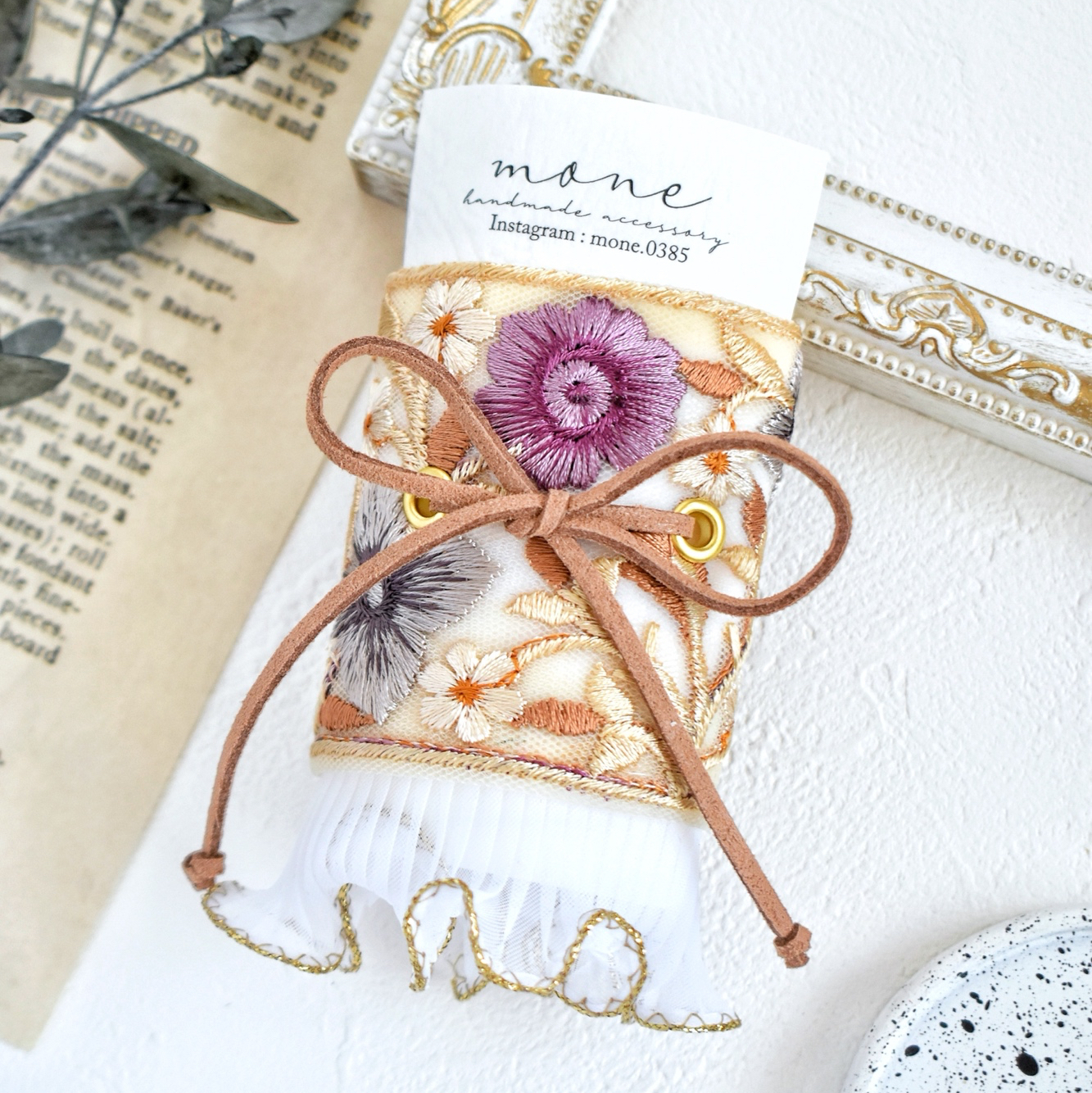 ハンドメイド　大ぶり♡水色刺繍リボンとゴールドパーツの華やかヘアアクセサリー♡ ハンドメイド 大ぶり♡水色刺繍リボンとゴールドパーツの華やかヘア