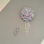 紫陽花と雨しずくの髪飾り兼コサージュ（つまみ細工・一越ちりめん)