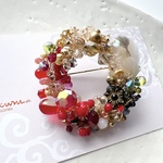 new🌟🪶白い羽根と赤いビーズのブローチ