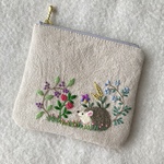 コットンリネンと刺繍のハリネズミのポーチ