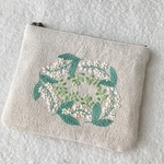 コットンリネンと刺繍のホワイトブーケのポーチ
