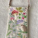 リネンと刺繍のハリネズミのスマホケース　小物入れ