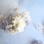 wrist bouquet 'ASHLY BLUE' グレイッシュホワイトのリストブーケ