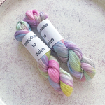 ［まだら染め］ [2倍巻］ 【シルケッット加工糸】30/2 刺し子糸 手染め刺し子糸 段染め糸 単色糸 ダーニング刺繍 編み物 草木染め 刺繍 刺繍糸 ニャンドゥティ　編み物　レース編 1387