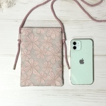 SALE価格♦︎1点限り♦︎お花の引き揃え刺繍のスマホポシェット　¥3200→¥2700