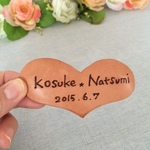 記念日とお名前を入れます！革製ハートのプレート  