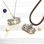 選べる　本格的スネアドラム銀色　打楽器ネックレス　(天然石　コットンパール)