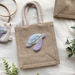 ウミガメ　ジュートバッグ　ランチトート　ミニトート　刺繍　ナチュラル　涼しげ　夏　ギフト　プレゼント　かわいい　キッズ　子ども　（ラベンダー）