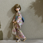 リカちゃんサイズ　🩷🩵ピンク系の花柄が可愛い浴衣とくすみブルーの帯のセット　浴衣と共布の巾着付き